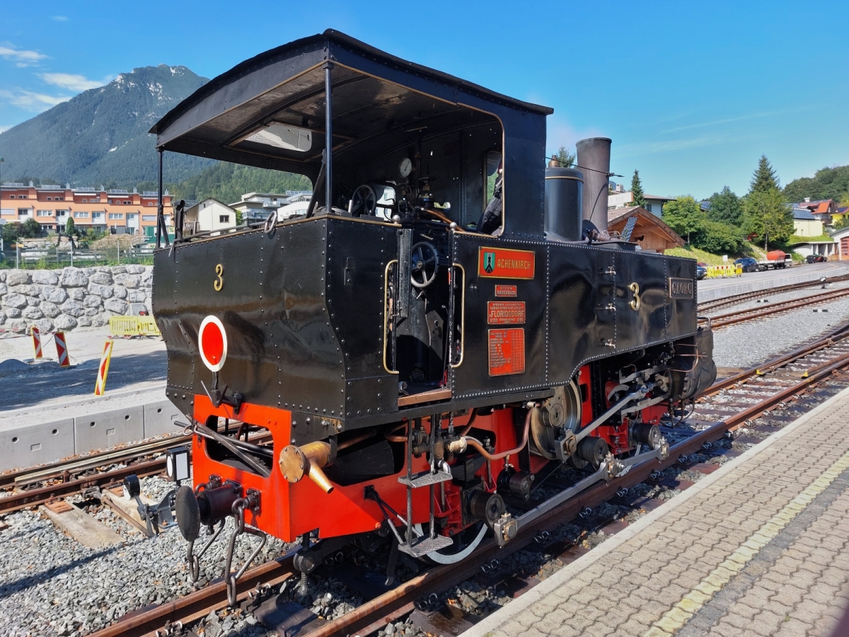 Zahnrad-Dampflok Nr. 3; Georg; steht am Gleisende im Bahnhof von Jenbach, die Lokmannschaft geniet noch eine kurze Schattenpause vor der Bergfahrt. 20.08.2024