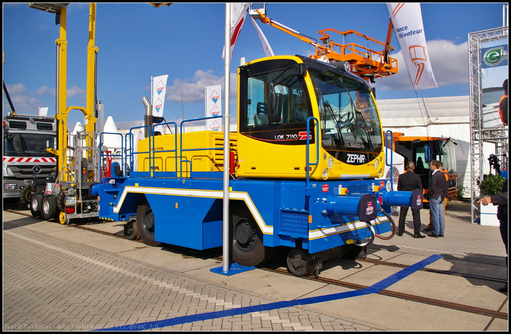 ZEPHIR LOK 7.110 ist ein Zweiwege-Rangiertraktor, der in 12 Modellen produziert wird. Ausgestellt war das Fahrzeug auf der InnoTrans 2014 in Berlin

Website (english): http://www.zephir.eu/en/products/2/lok-1
