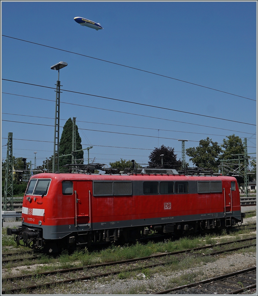 Zeppeline am Himmel von Lindau sind ja alltäglich, aber eine DB 111 auf den Abstellgleisen des Bahnhofs Lindau Insel war mich dann doch ein Bild wert. Leider nur abgebügelt wartet die DB 9180 6 111 177-2 D-DB auf ihren nächsten Einsatz.

14. August 2021