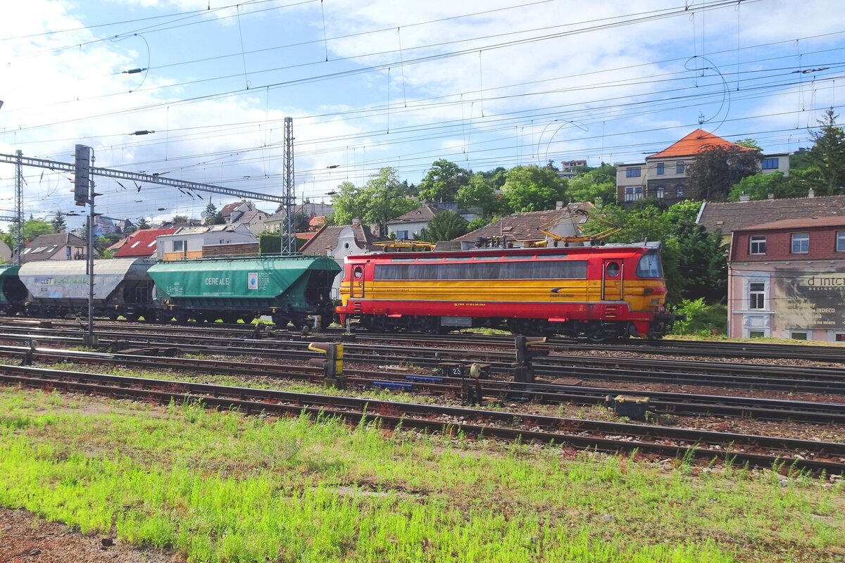 ZSCS 240 104 schiebt ein getreidezug durch Bratislava hl.st. am 25 Juni 2022.