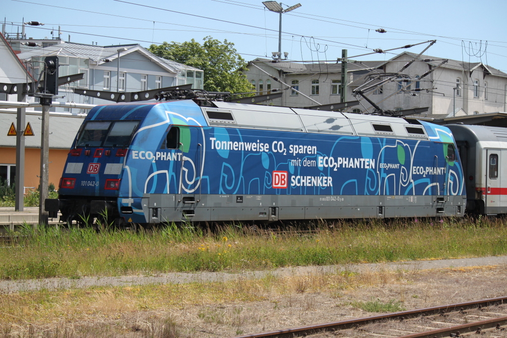 Zu Freude des Fotografen fuhr der IC 2213(Binz-Stuttgart)ab Rostock Hbf mit 101 042-0  Ecophant.03.07.2015