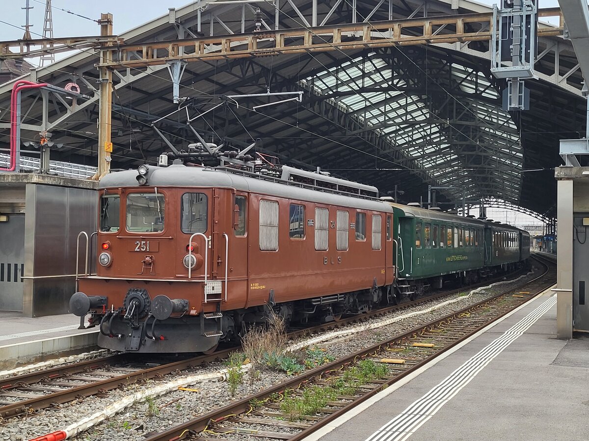 Zu meiner Freude war diese Jahr am Schluss des Zuges die BLS (Historique) Ae 4/4 251 eingereiht. Das Bild zeigt die Lok beim der Ankunft des Train Chasse der Assossiation 141R568 in Lausanne. 

26. Oktober 2024