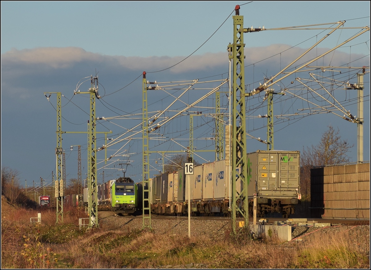 Zugbegegnung mit Traxx 1 Re 485 009 der BLS mit einer RoLa nach Süden. Schliengen, Dezember 2017.