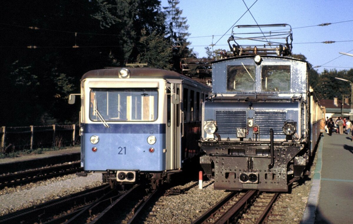 Zugspitzbahn Lok Nr.3 Bo von AEG Baujahr 1929 (heute auf Denkmalsockel) und Steuerwagen Nr.21 in Grainau am 24.08.1983.