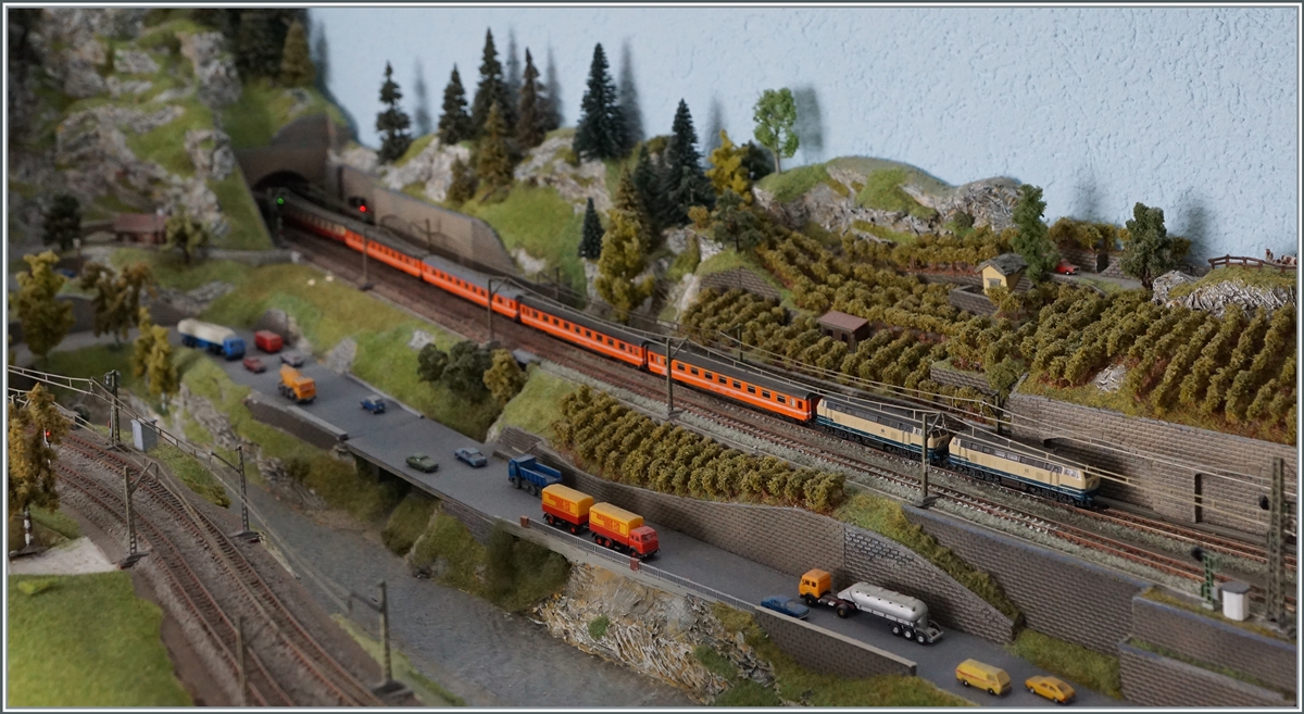 Zum Abschied der EC Kompositionen auf der Strecke Zürich - München sind hier auf meiner Z-Spur Anlage zwei 218 mit einem D/IC/EC zu sehen, wie er auf der erwähnten Strecke hätte angertroffen werden können. 

19. Dez. 2020 