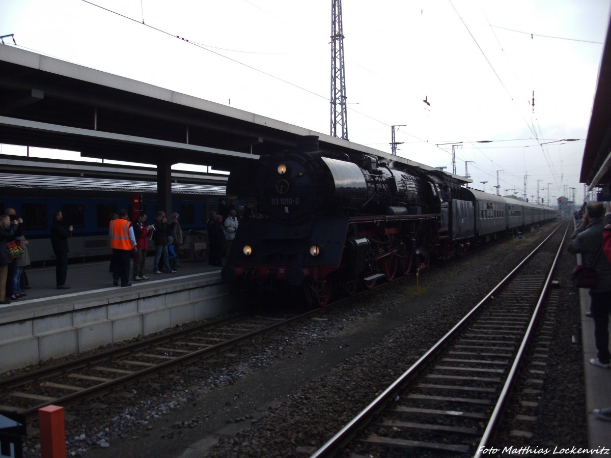 Zum Bahnhofsfest kommt 03 1010 aus Cottbus bei der Einfahrt in den Bahnhof Stralsund eingefahren am 12.10.13