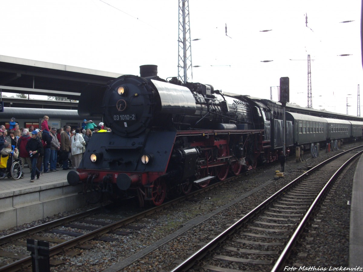 Zum Bahnhofsfest kommt 03 1010 aus Cottbus bei der Einfahrt in den Bahnhof Stralsund eingefahren am 12.10.13 