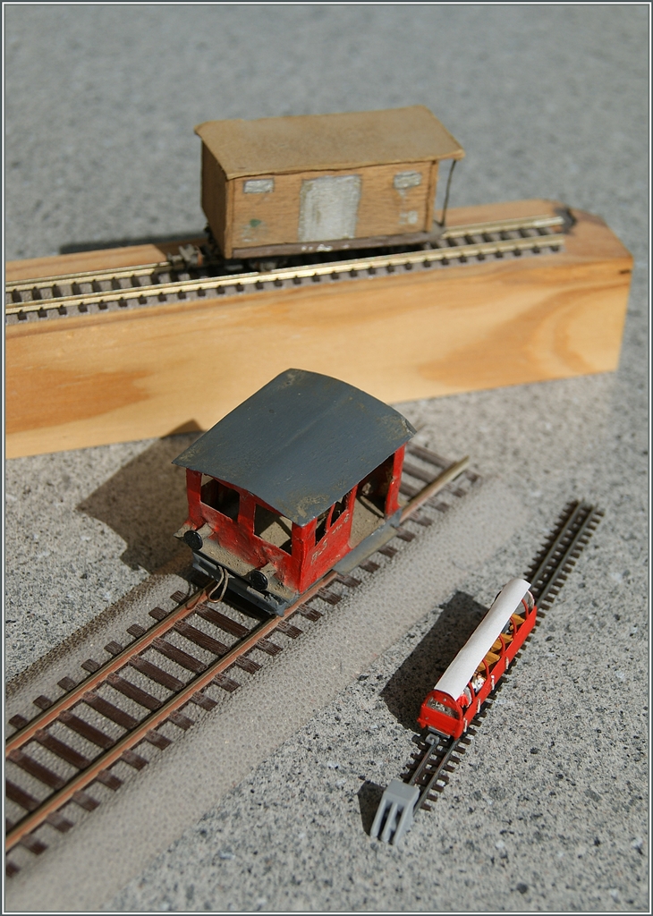 Zum Selbstbau von Modellfahrzeugen fehlt mir die Geduld (und das handwerkliche Geschick), trotzdem zeig dieses Bild drei  selbstgebaute  bzw. gebastelte Fahrzeuge aus meiner Hand: eine H0e Güterwagen, einen (nicht motorisierten) Tm in H0 und einen BRB Vorstellwegen in Ze.
22. März 2015