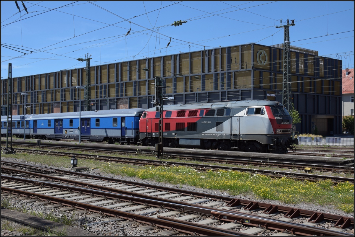 Zum Thema Nahverkehr vor 40 Jahren. Hier gibt es einen  Museumsverkehr  vom Feinsten diesen Sommer.

218 256, ex DB, ex GKB, ex Elba, nun NeSa war wohl den Umbau der 218er in Österreich entgangen und präsentiert sich im Originalzustand. Für Fans historischer Dieselloks und 218-Fans ein echtes Highlight. Dahinter der ebenfalls mittlerweile historische n-Wagenzug mit Schnellzug-Gepäckwagen stehen in Singen vor mittlerweile moderner Kulisse zur Rückfahrt nach Ulm bereit. Juli 2022.