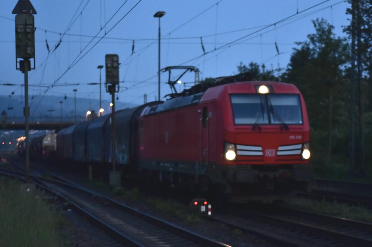 Zur blauen Stunde kommt die 193 339 mit einem Frachtenzug von Heilbronn durch Neckarelz  gen Mannheim Gbf gefahren am 13.5.2024