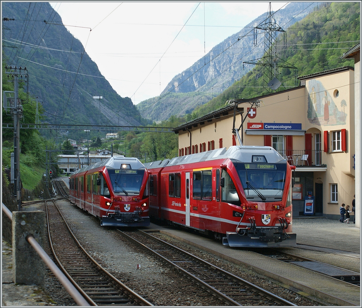 Zur Einweihung der  Allerga  ABe 8/12 verkehrten am diesem Wochenende die neuen Triebzüge für Publikumsfahrten und teils in Planzügen zwischen Poschiavo und Tirano. Das Bild aus Campocologno zeigt zwei sich hier kreuzende ABe 8/12. 

8. Mai 2010