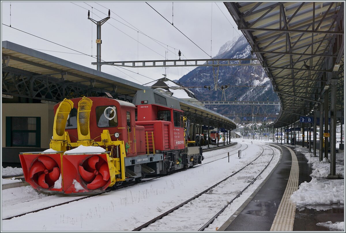 Zur Ergnzung von Armins XTm 104 ein Bild des XTm 106 (CH SBB CFFI 98 85 94 91 106-2) in St-Maurice, geschleppt vom Tm 234 113. 

11. Dez. 2017