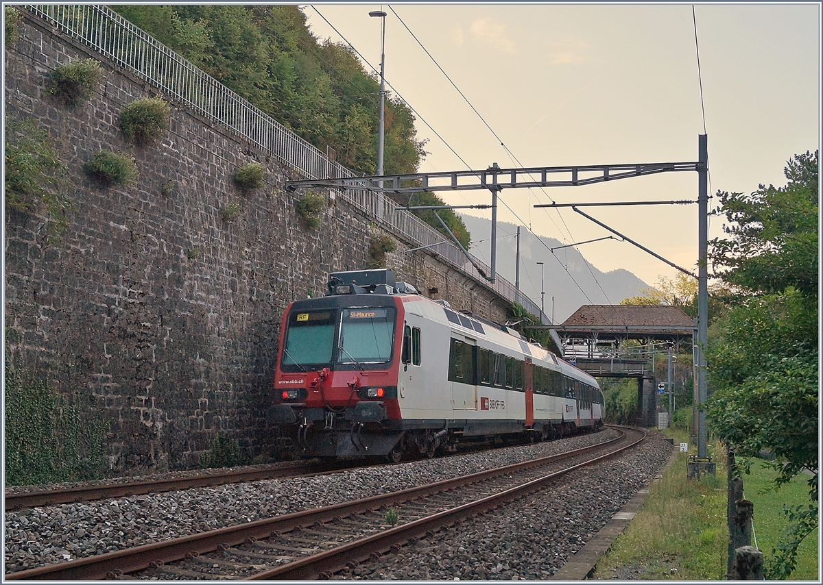 Zur Linderung der seit dem Fahrplanwechsel 1917/18 abhanden gekommen Anschlüsse in Lausanne, verkehrt zu Zeiten in der Gegenlastrichtung ein SBB RABe 560 Domino als IR von Lausanne nach St-Maurice, hier zu sehen beim Château de Chillon.
22. August 2018