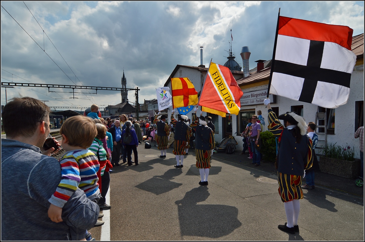 Zur Loktaufe in Karlsruhe gesellte sich die Ausstellungseröffnung in Konstanz für das ausgewählte Publikum. Doch zuerst gab es eine musikalische und optische Begrüßung am Bahnsteig 1 in Konstanz. 26. April 2014.