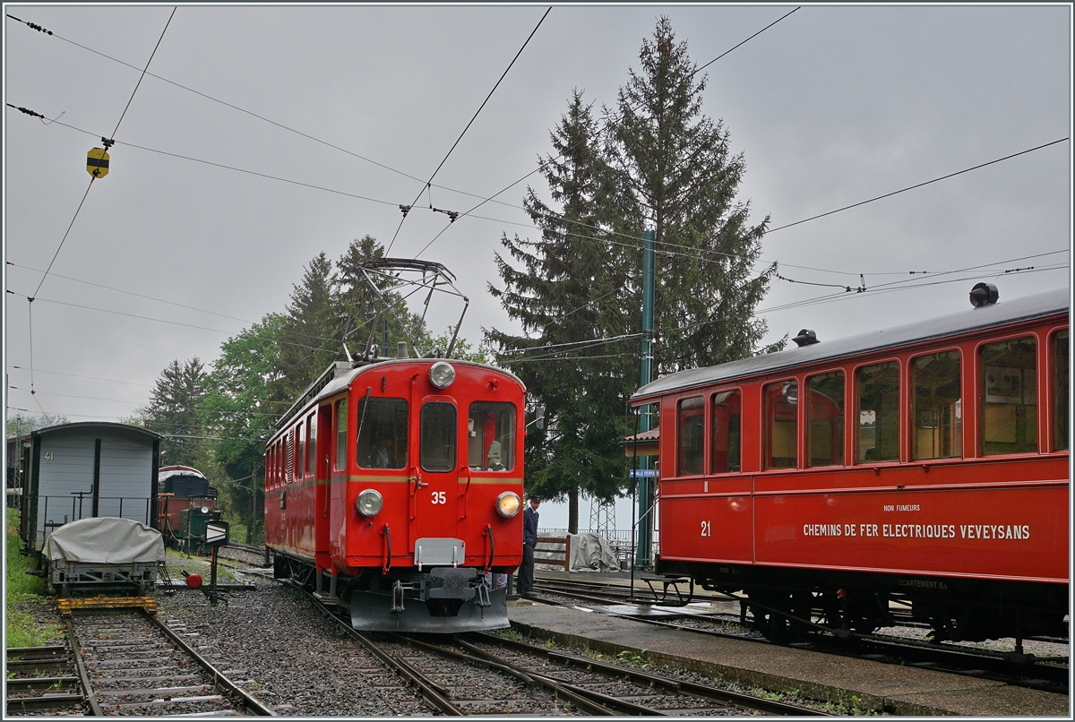 Zur Saisoneröffnung der Blonay-Chamby Bahn wurde für die elektrischen Züge der RhB Bernina Bahn ABe 4/4 I N° 35 der Blonay Chamby Bahn eingesetzt, eine gute (optische) Wahl, den entgegen der Wetterprognose war das Wetter eher trüb und so kam der rote Triebwagen sehr gut zur Geltung. 
An diesem Tag besuchten  wird die Blonay-Chamby Bahn nicht als Museumbahn sondern für eine Reise nach Chamby, da wir dort eingeladen waren und uns so den langen (Um)-Weg via Vevey - Montreux sparen konnten. 

Das Bild zeigt den RhB ABe 4/4 I 35 beim Rangieren in Chaulin.

3. Mai 2025