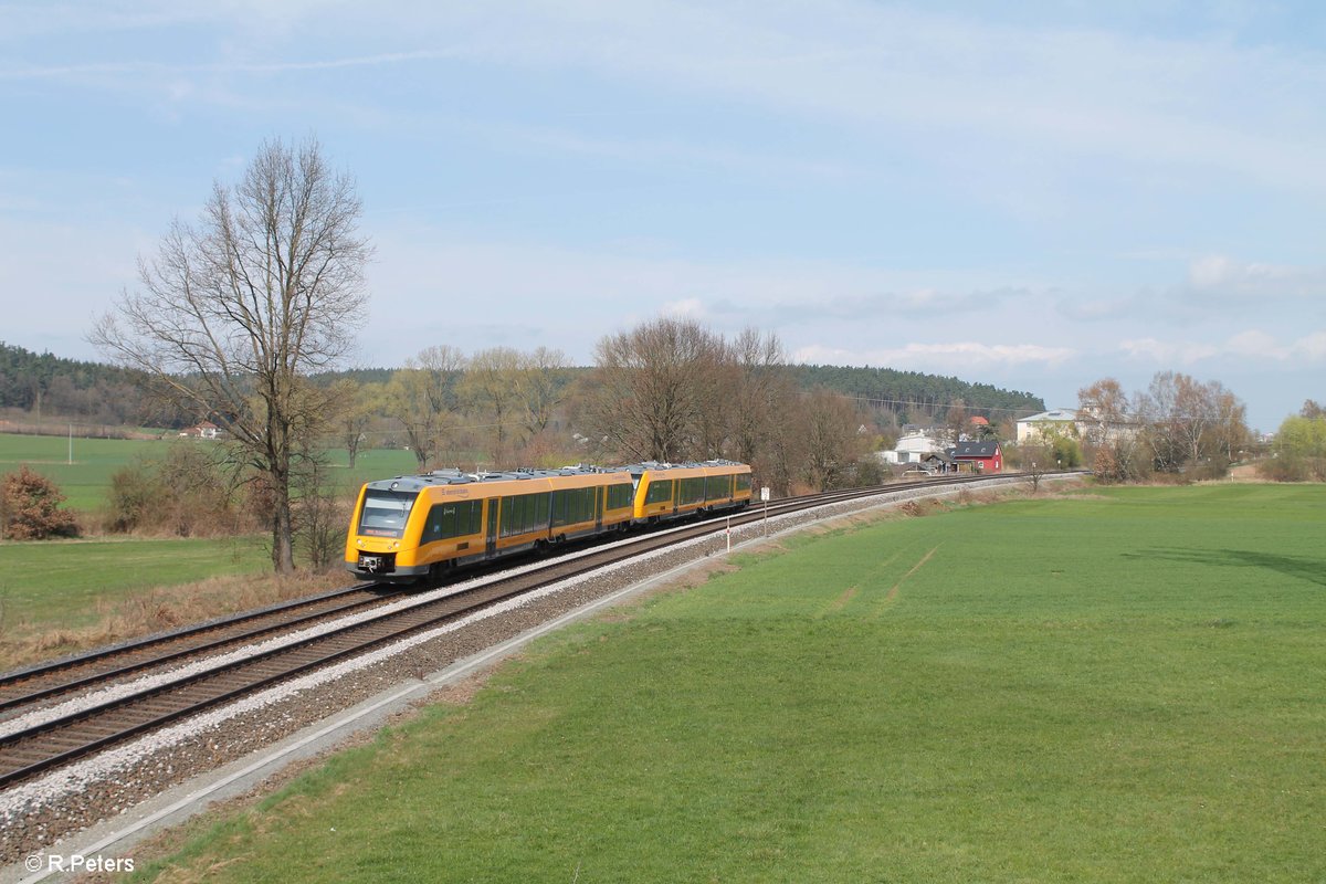 Zwei 1648 702 verlassen Weiden als OPB79727 Marktredwitz - Regensburg bei Ullersricht. 05.04.17