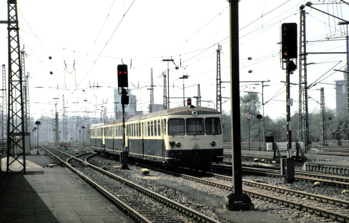 Zwei 515 mit Steuerwagen 815 669-7 fahren aus Braunschweig aus am 28.04.1984.