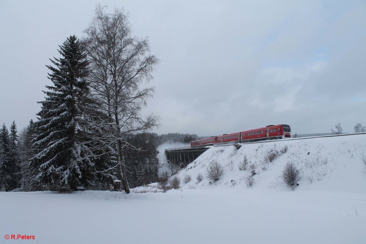 Zwei 612er ziehen bei Neusorg über das Viadukt über die Fichtelnaab als RE 3428 Hof - Nürnberg. 15.01.17