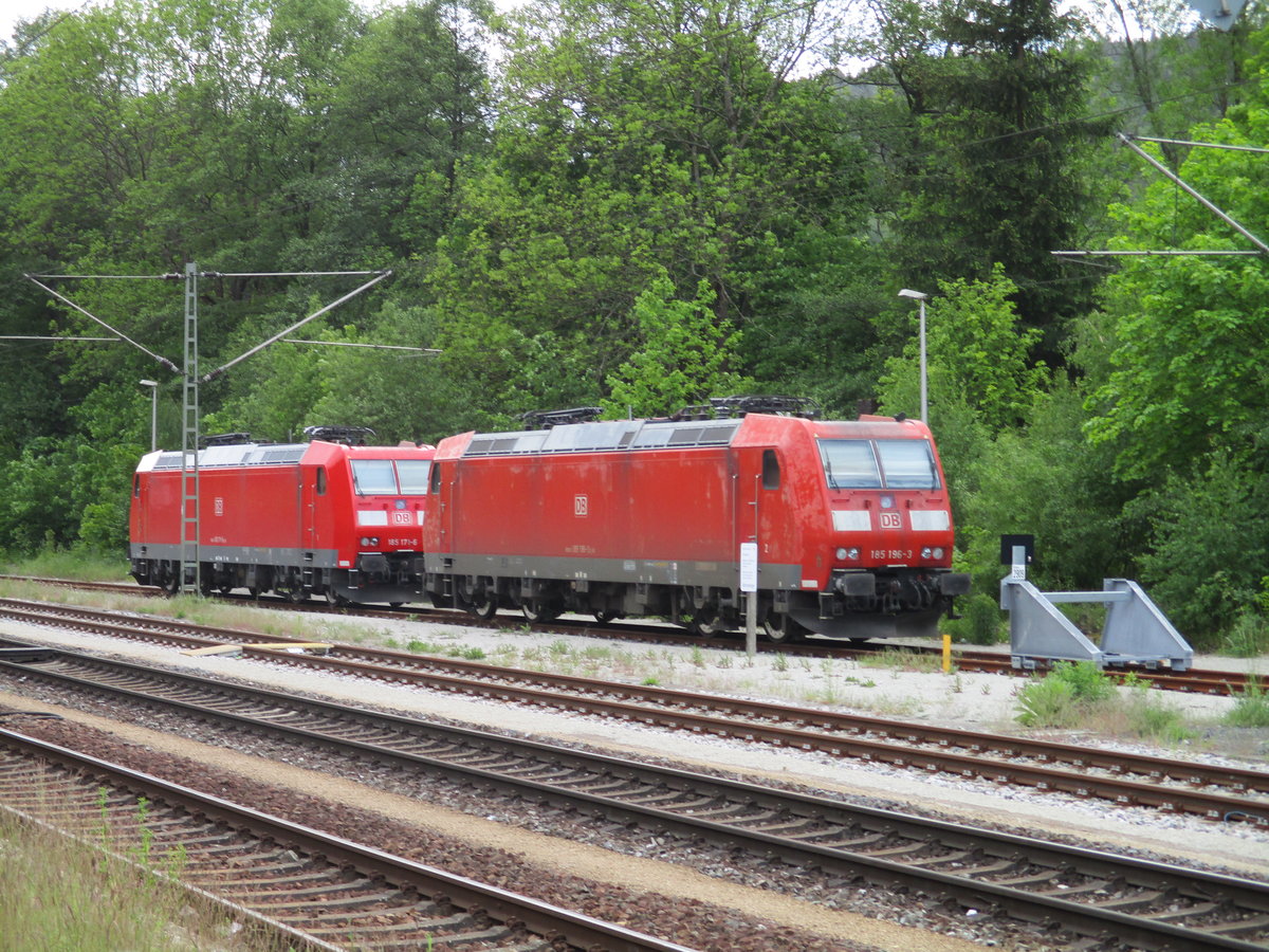 Zwei arbeitslose 185er,am 29.Mai 2020 im Bahnhof Probstzella:185 171 und 185 196.