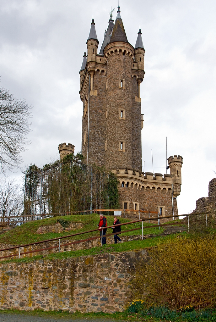 Zwei auf den Spuren der Ahnen....

Am 23.03.2014 beim Wilhelmsturm in Dillenburg.
Dillenburg ist die Geburtsstadt von Wilhelm von Nassau-Dillenburg   der Schweiger  (niederländisch Willem van Oranje, Willem de Zwijger). 

In den Niederlanden ist Wilhelm als Vater des Vaterlandes bekannt. Sein Name wurde später in einem Lied, dem Het Wilhelmus, verewigt, das am 10. Mai 1932 zur niederländischen Nationalhymne erklärt wurde. 