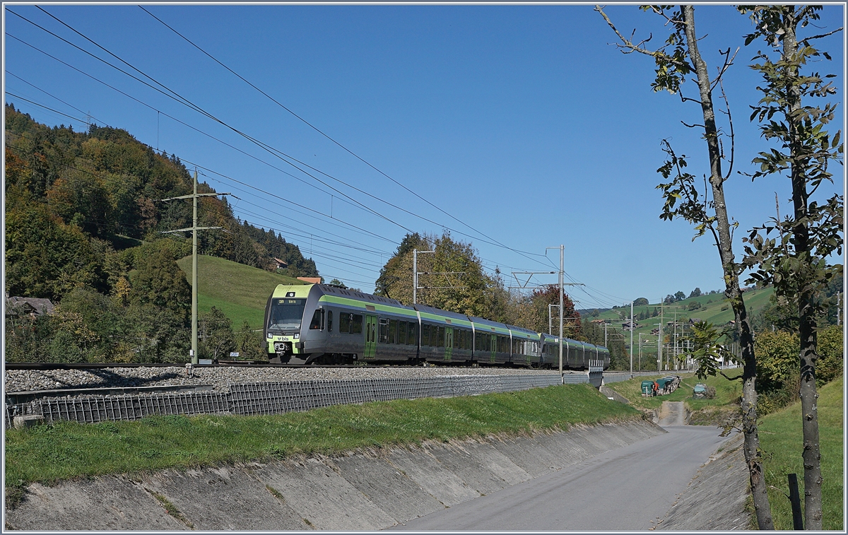 Zwei BLS RABe 535 als  Lötschberger  bei Mülenen auf der Fahrt Richtung Bern.
10. Okt. 2018 