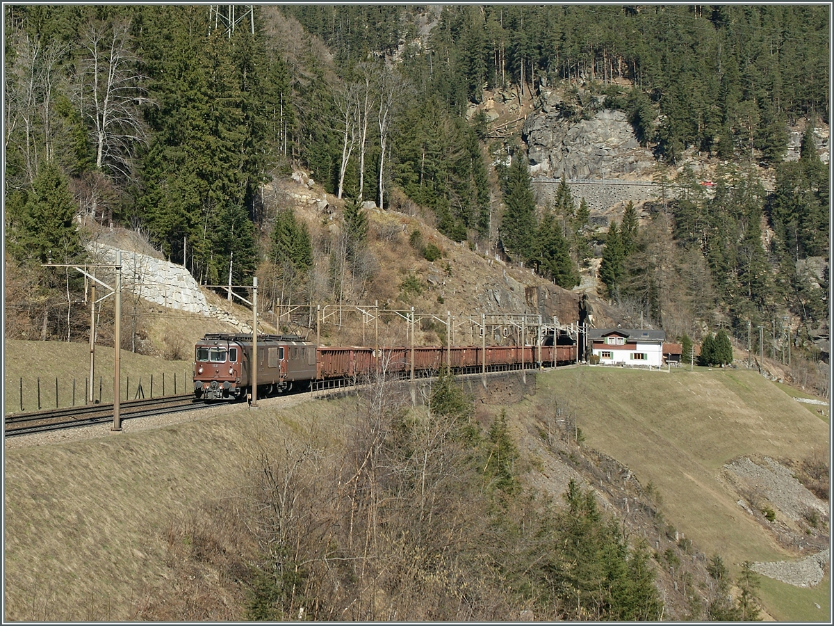 Zwei BLS RE 4/4 auf dem Weg Richtung Süden bei Kilometer 66 auf der Gotthard Nordrampe oberhalb von Wassen am 14. März 2014