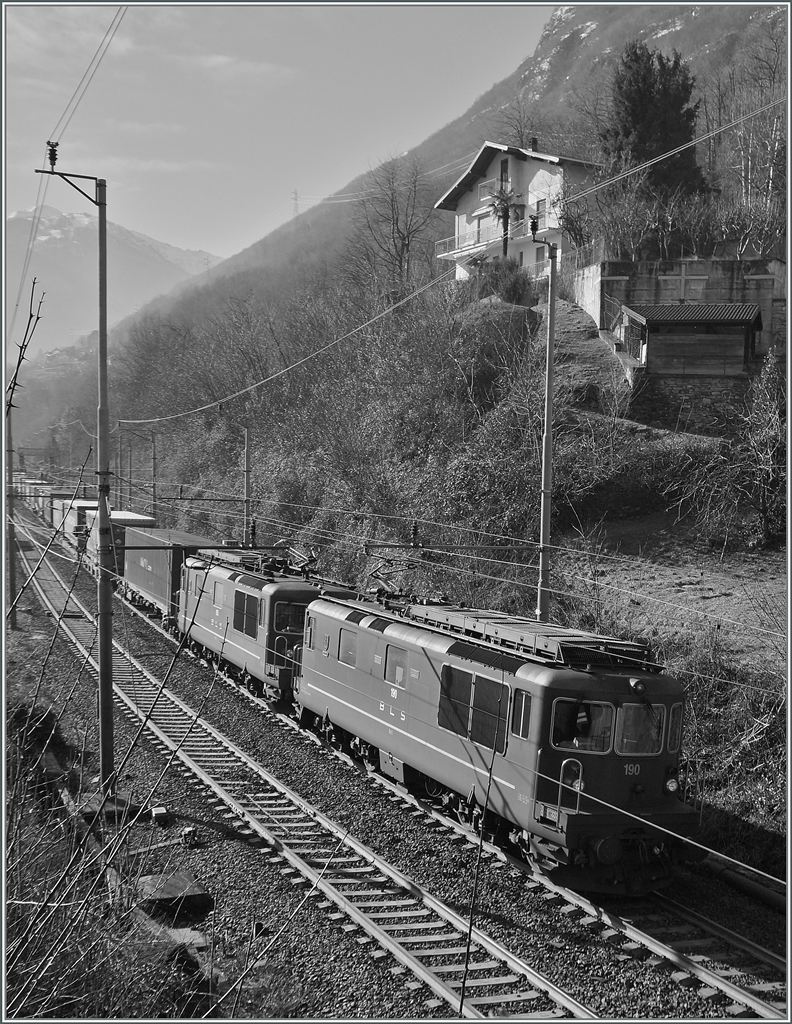 Zwei BLS Re 4/4 streben mit ihrem Güterzug bei Preglia nordwärts.
27. Jan. 2015