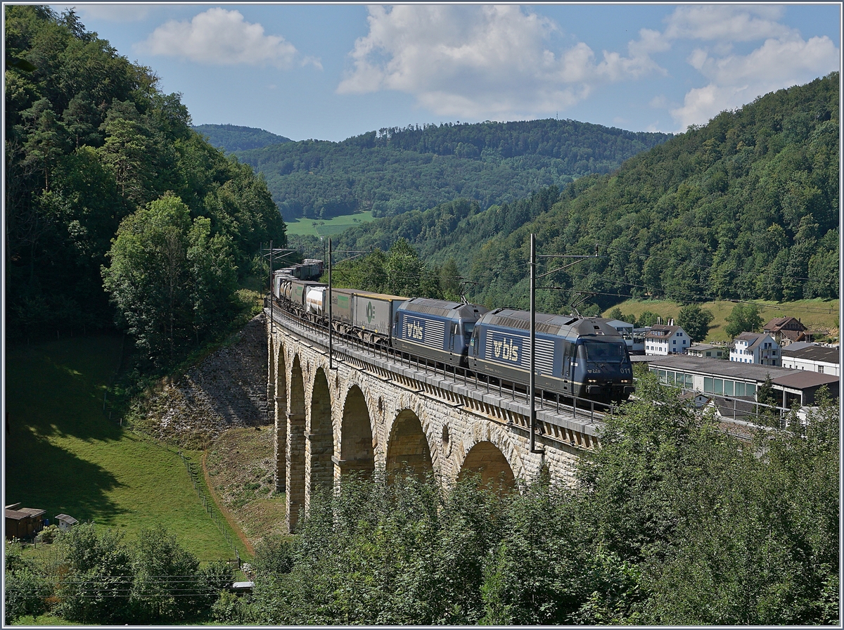 Zwei BLS Re 465 mit einem Güterzug auf der Alten Hauensteinlinie bei Rümlingen.  (SBB Sommerfahrplan 2018 / Umleitungsverkehr) 

18. Juli 2018