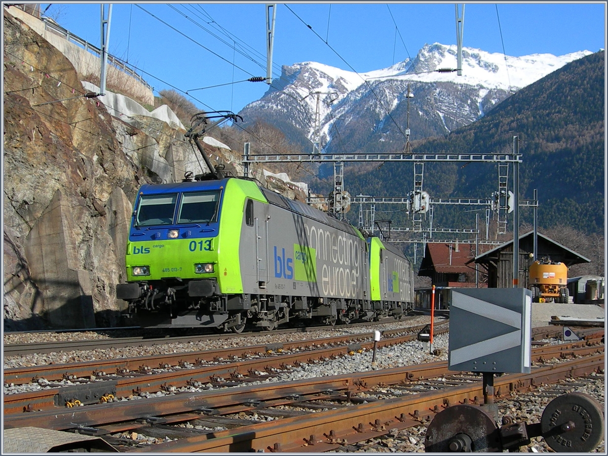 Zwei BLS Re 485 fahren mit einem Güterzug durch den Bahnhof Lalden.
16. März 2007 