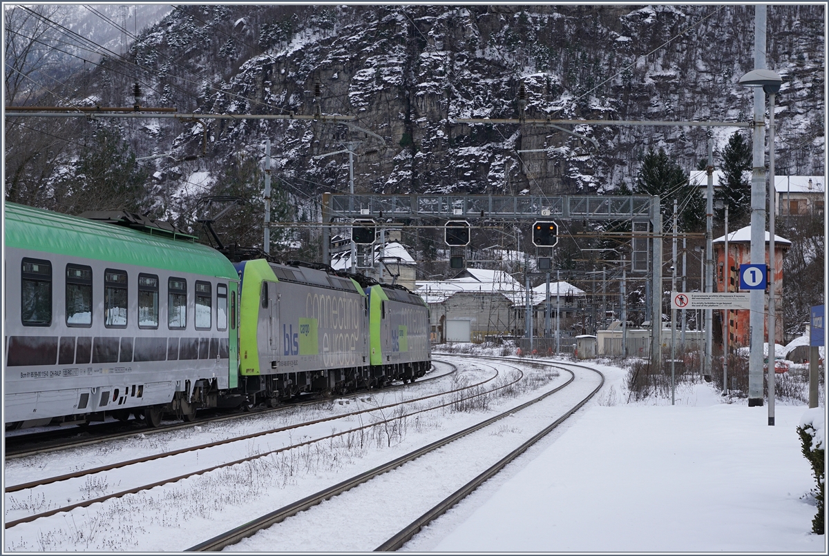 Zwei BLS Re 486 haben in Domodossola eine RoLa, von Novara kommend, übernommen und bringen diese nun nach Freiburg i.B. Das Bild entstand auf der Simplonsüdrampe im Bahnhof von Varzo (Italien). 14. Jan. 2017