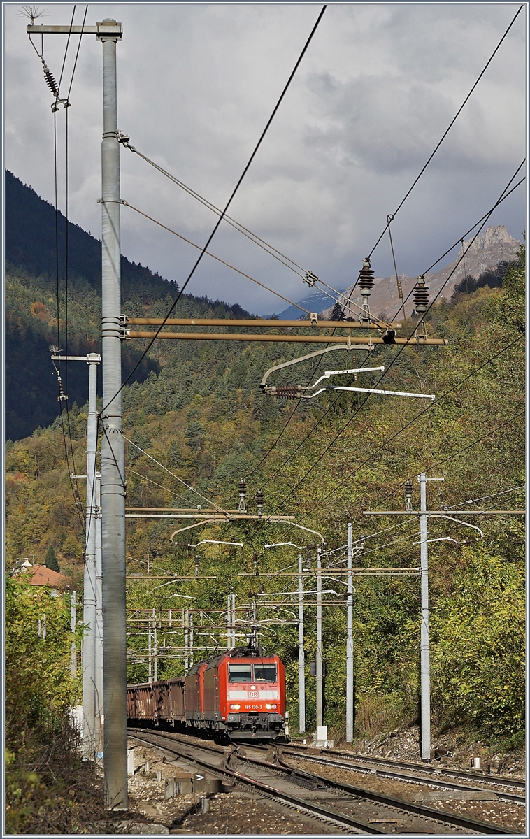 Zwei DB 185 verlassen Varzo und werden Baustellenbedingt vom linken aufs rechte Gleis wechseln. Beachteswert: die italienische Fahrleitung.
27. Okt. 2017