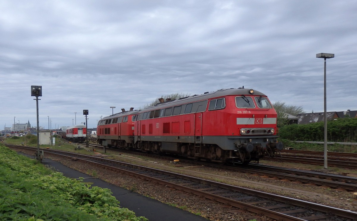 Zwei Dieselloks der Baureihe 218 fahren hinter einem leeren Autozug wieder in Richtung Bahnhof Westerland(Sylt).
Aufgenommen im Mai 2015.