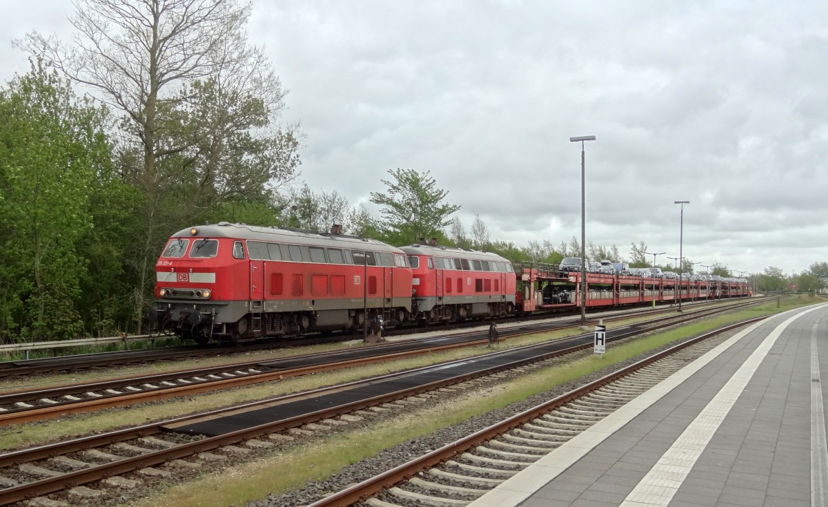 Zwei Dieselloks der Baureihe 218 stehen mit einem Autozug SyltShuttle in Niebüll zur Abfahrt bereit.
Aufgenommen im Mai 2015.