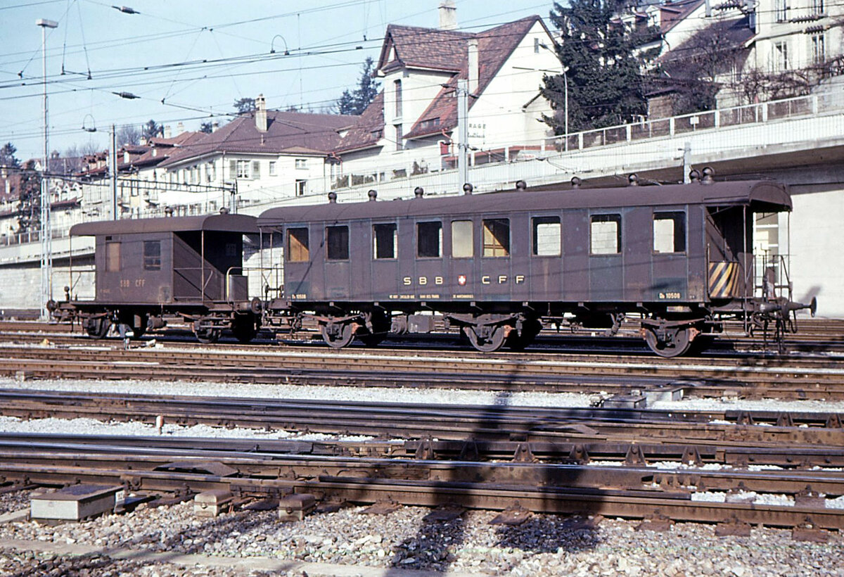 Zwei- und Dreiachser Altbauwagen: Wegen der verschiedenen Um- und Neuaufbauten ist eine Uebersicht extrem schwierig. Abgesehen von Wagen, die die SBB aus den 1890er Jahren übernahm, wurden Zwei- und Dreiachser bis 1924 weitergebaut, zuletzt vor allem Zweiachser. Um 1960 gab es noch knapp 800 solcher Wagen, und der letzte wurde Oktober 1964 aus dem Personenverkehr zurückgezogen. Der im Bild gezeigte Güterzugbegleitwagen Db 10506 dürfte um 1960 aus dem B3 3557 entstanden sein, ein Fahrzeug, das vermutlich in den '20er Jahren einen neuen Kasten bekommen hatte. Aufnahme am 25.Februar 1967 in Bern. 