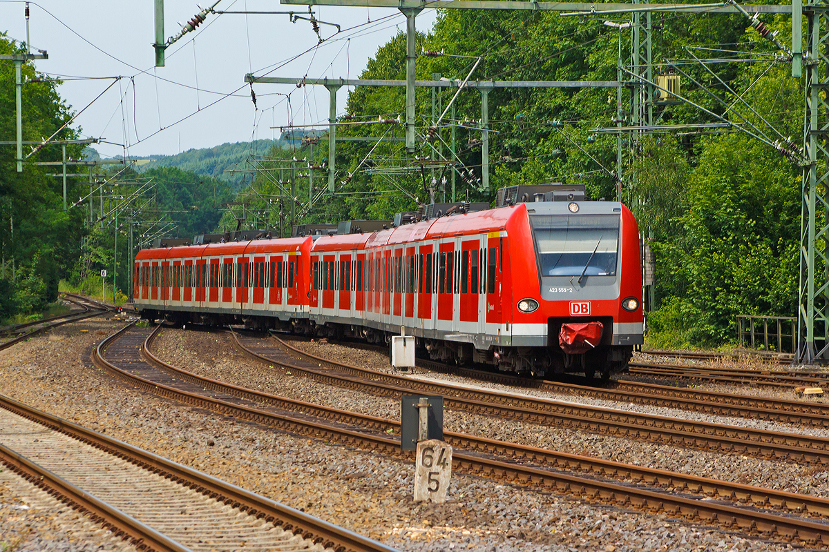 
Zwei gekuppelte ET 423 in Doppeltraktion (423 555  und 423 553) der S-Bahn Köln, als S12 (Düren - Köln - Siegburg . Au(Sieg) schlängeln sich am 10.06.2014 vor der Einfahrt in den Bahnhof Au (Sieg) über die Weichen.