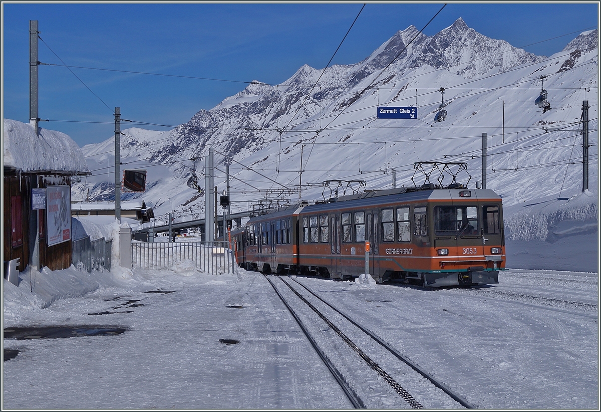 Zwei GGB Beh 4/8 verlassen Riffelberg Richtung Zermatt. 
27. Feb. 2014