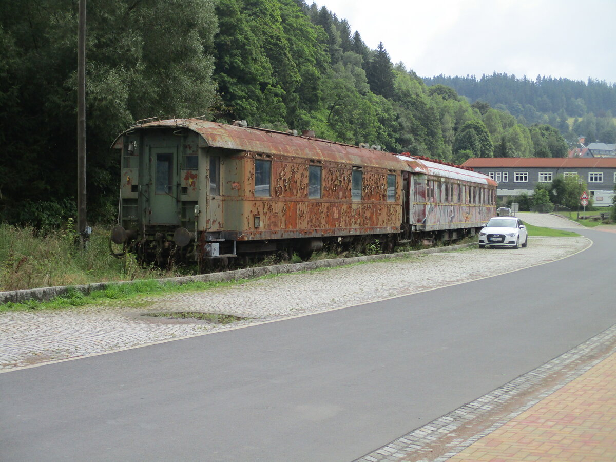 Zwei historische Wagen stehen auf dem Ladegleis in Stützerbach.Aufnahme vom 31.August 2021.