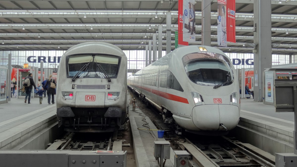 Zwei ICE Züge stehen in München Hbf in der Haupthalle.
Links ein Ex Metropolitan Zug, rechts ein ICE-T der Baureihe 411.
Aufgenommen im September 2014.