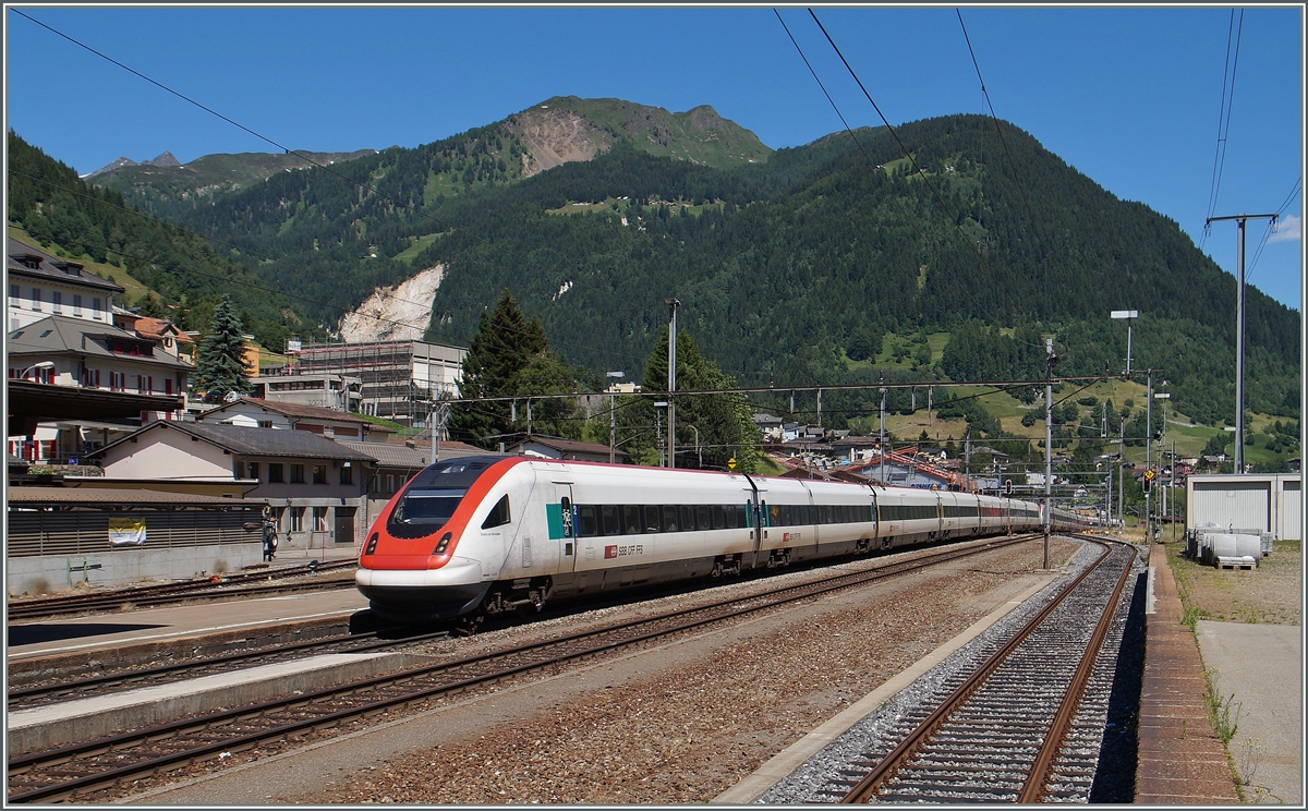 Zwei ICN haben den Gotthardtunnel verlassen, und fahren nun ohne Halt durch Airolo Richtung Süden.
24. Juni 2015