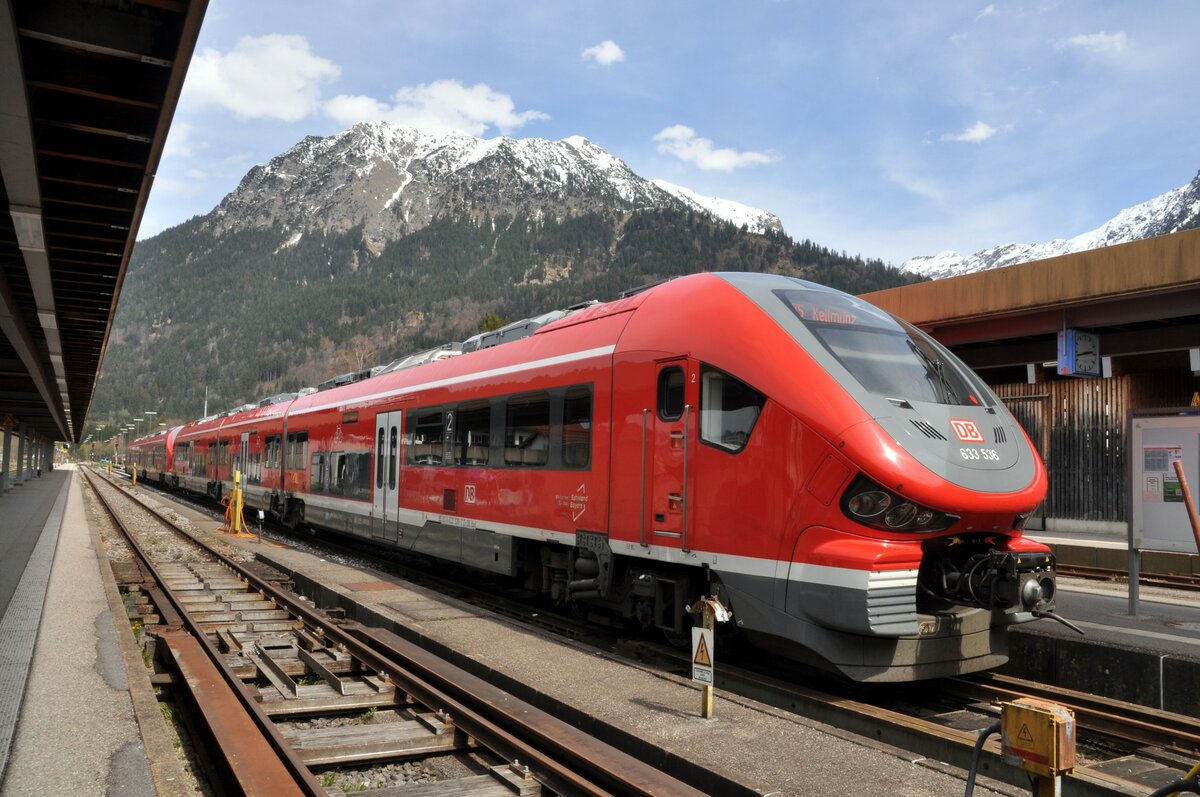 Zwei Peasa Link III, der vordere ist 95 0 633 536-7 D-DB Bpd Pesa Link III in Oberstdorf am 22.04.2023.