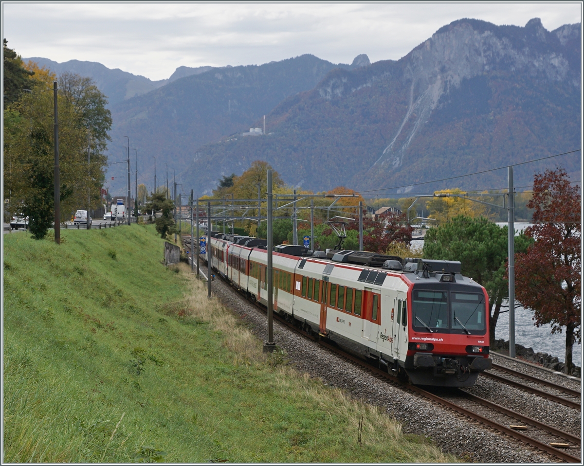 Zwei RegionAlp Domino Züge auf dem Weg ins Wallis kurz vor Villeneuve. 

21. Okt. 2020