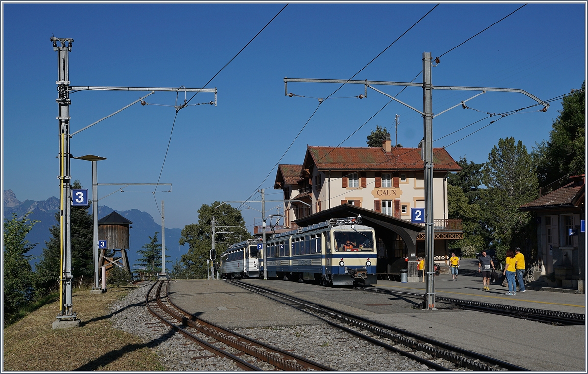 Zwei Rochers de Naye Bhe 4/8 ereichen auf der Fahrt von Montreux nach dem Rochers de Naye dei Station Caux. 

1 Juli 2018  