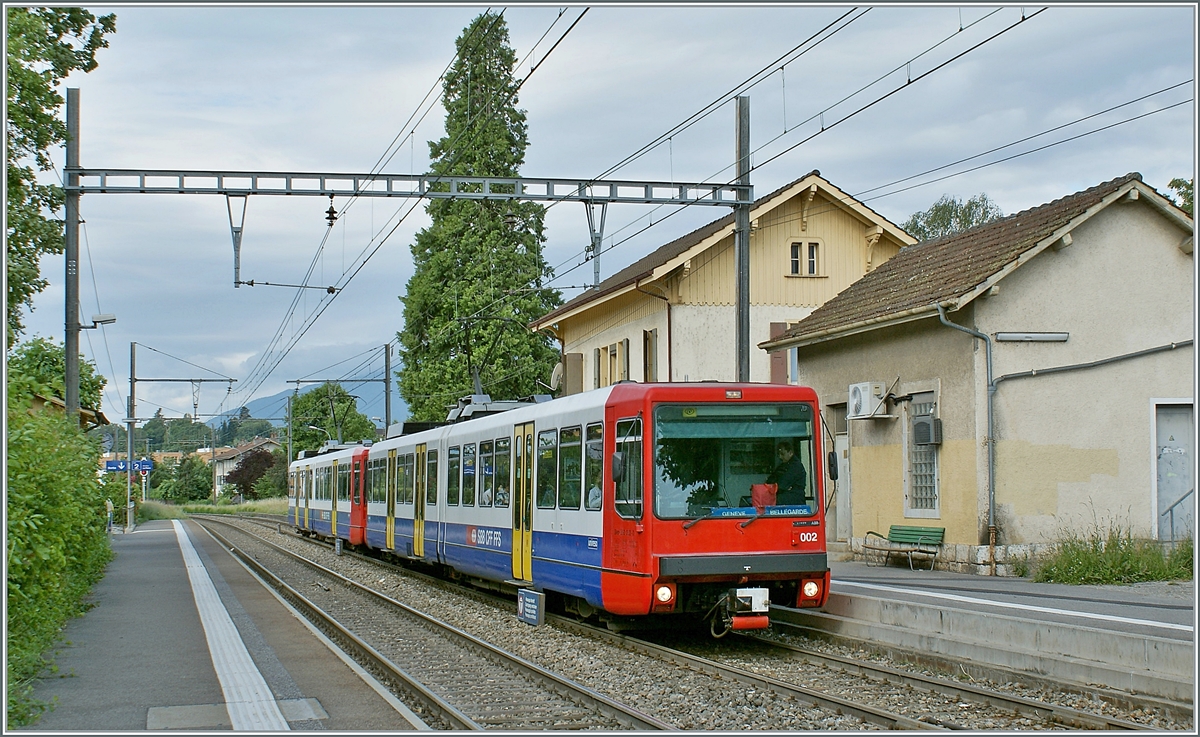 Zwei SBB Bem 550 auf der Fahrt nach Genève beim Halt in Satigny. 

21. Juni 2010