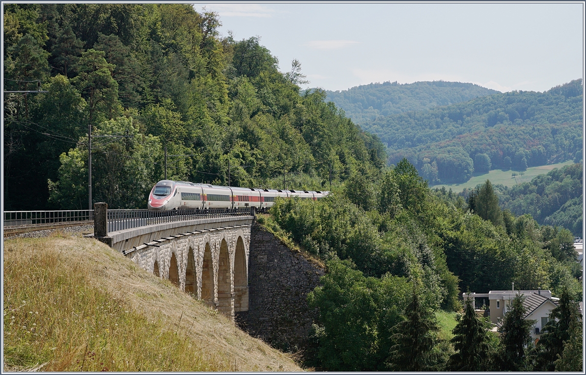 Zwei SBB ETR 610 RABe 503 als EC 52 auf dem weg von Milano nach Basel bzw. Frankfurt auf dem Rümlinger Viadukt.
7. August 2018