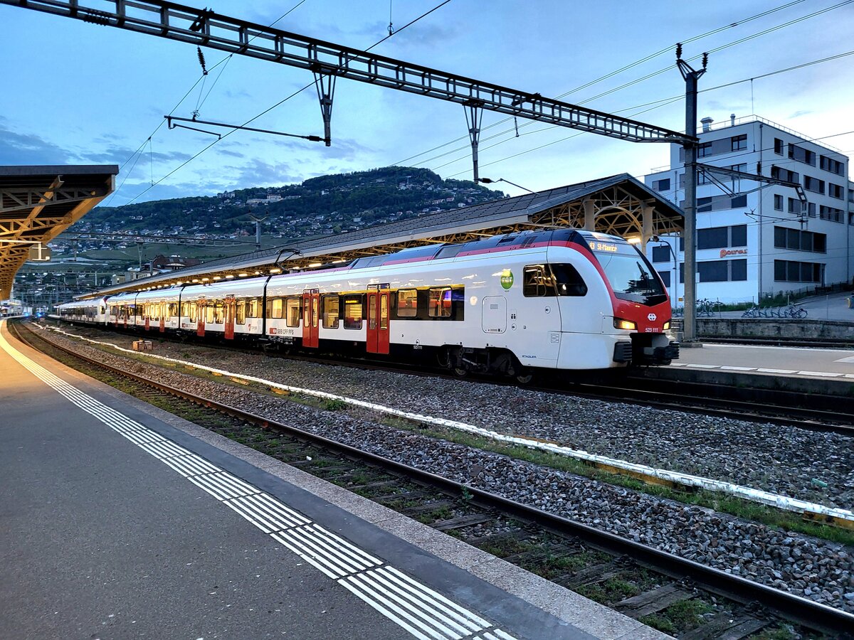 Zwei SBB FLIRT als R3 nach St-Maurice in Vevey.
13. Mai 2024