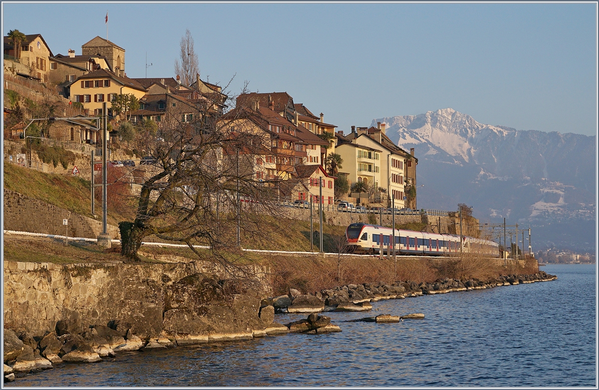Zwei SBB FLRIT RABe 523 in St-Saphorin auf dem Weg nach Villeneuve. 

25. Jan 2019