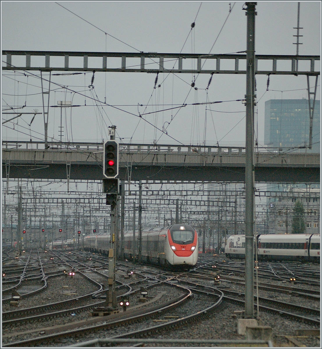Zwei SBB Giruno RABe 501 erreichen Zürich HB an diesem noch etwas düsteren Morgen. 

19. Okt. 2023
