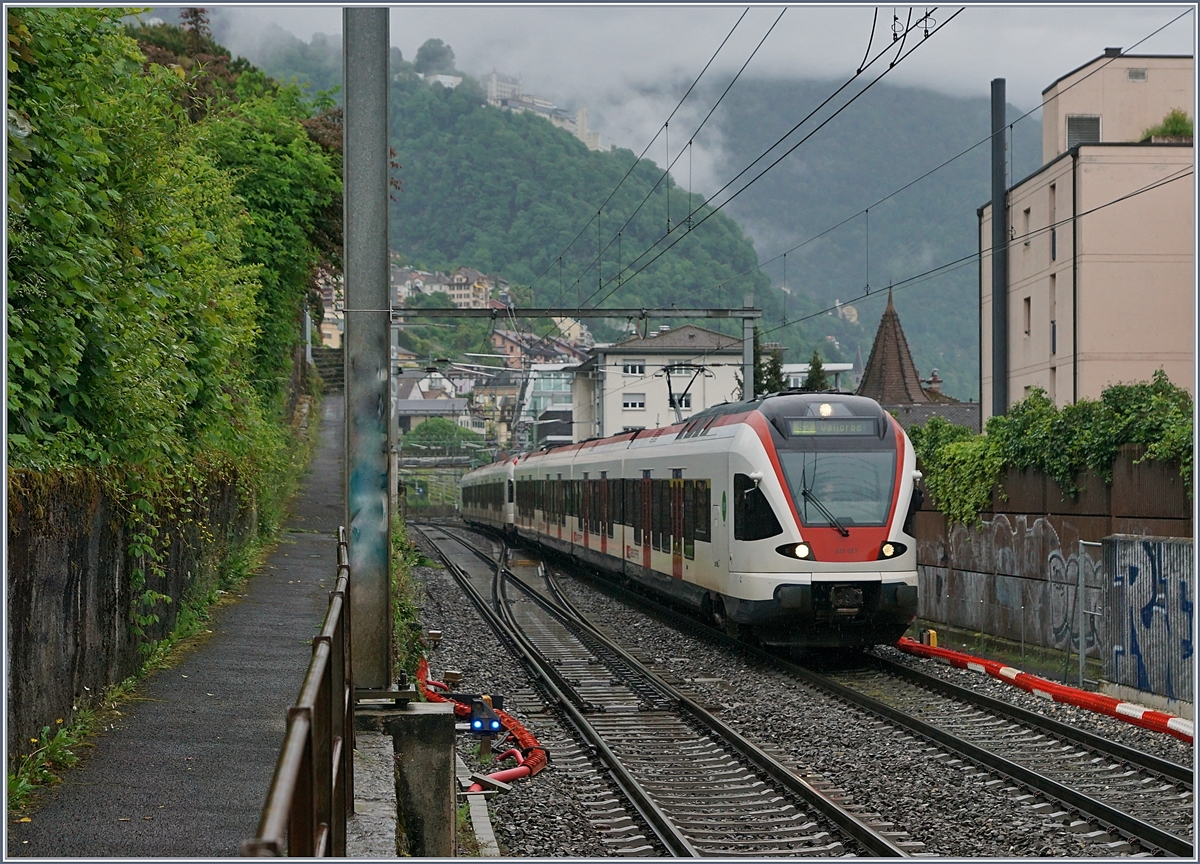 Zwei SBB RABe 523 sind kurz nach Montreux als S2 nach Vallorbe unterwegs. 

5. Mai 2020