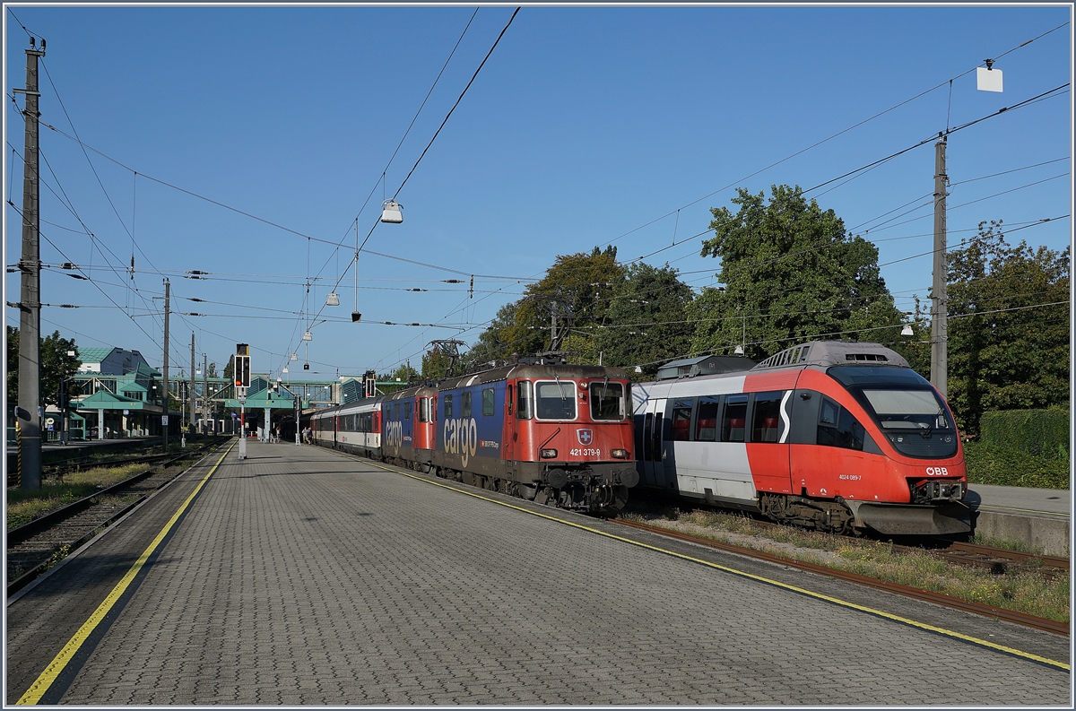 Zwei SBB Re 421 mit einem EC von Zürich nach München beim Halt in Bregenz.

16. Sept. 2019