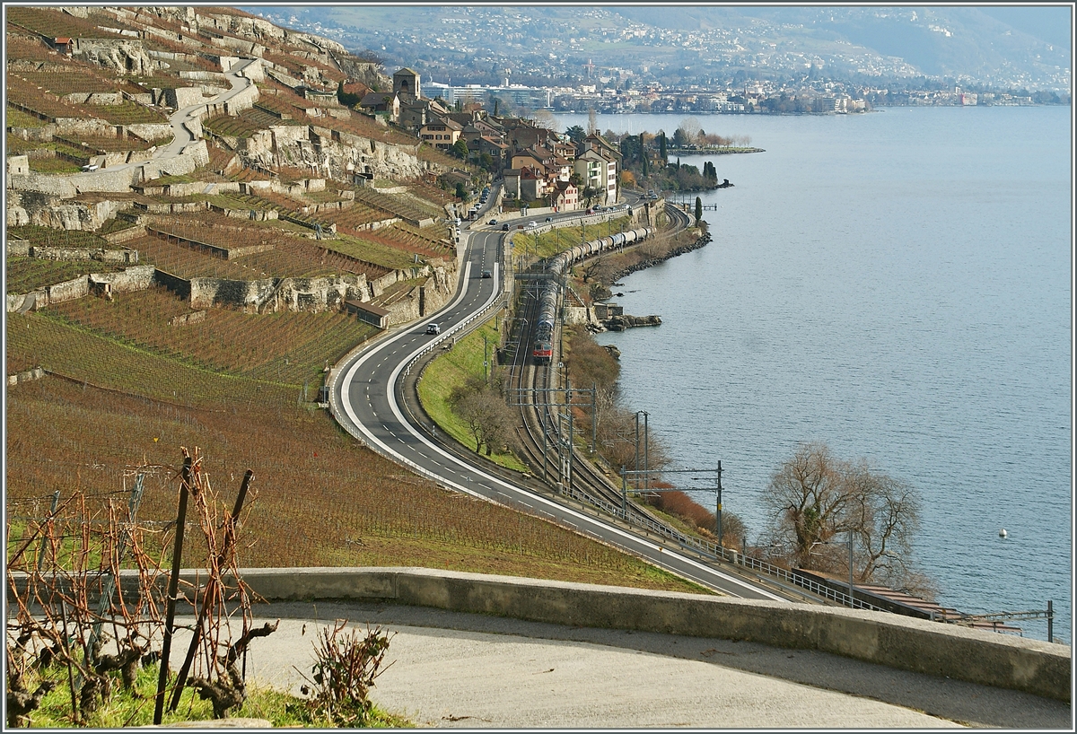 Zwei SBB Re 4/4 II mit einem Oelzug zwischen St-Saphorin und Rivaz. 
3. Jan. 2013